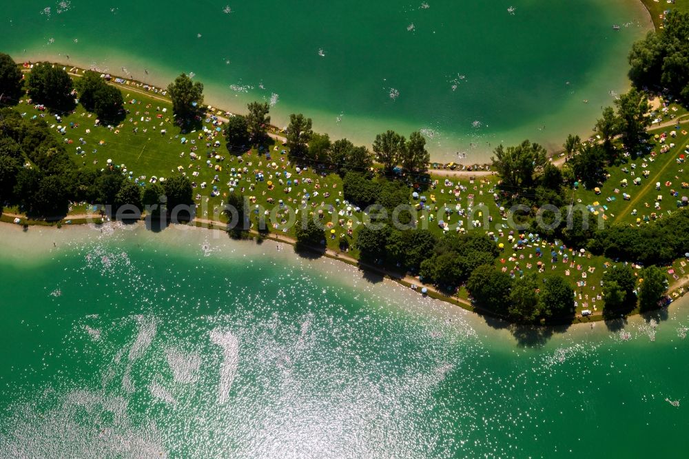 Aerial photograph Unterföhring - Riparian areas on the lake area of Feringasee mit Besuchern der FKK- Liegewiesen in Unterfoehring in the state Bavaria