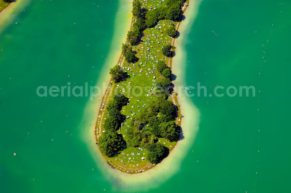 Unterföhring from above - Riparian areas on the lake area of Feringasee mit Besuchern der FKK- Liegewiesen in Unterfoehring in the state Bavaria