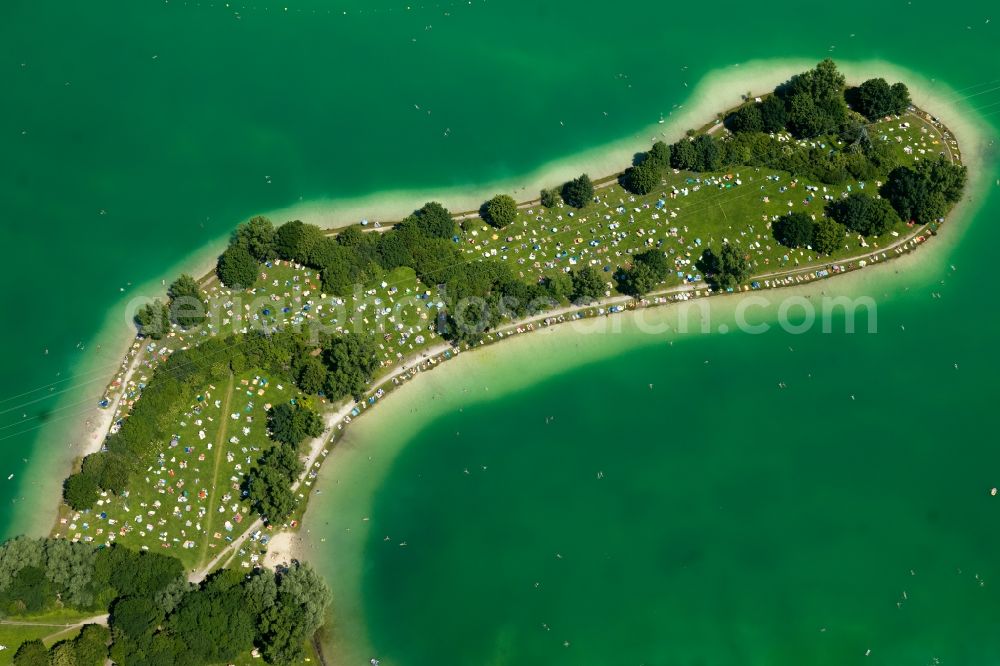 Unterföhring from the bird's eye view: Riparian areas on the lake area of Feringasee mit Besuchern der FKK- Liegewiesen in Unterfoehring in the state Bavaria