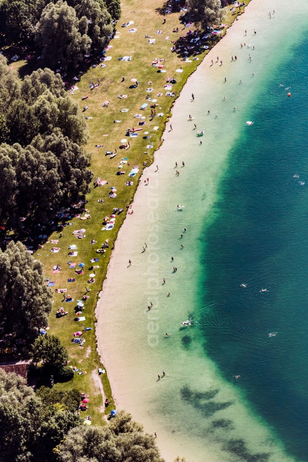 Aerial photograph Unterföhring - Riparian areas on the lake area of Feringasee mit Besuchern der Liegewiesen in Unterfoehring in the state Bavaria