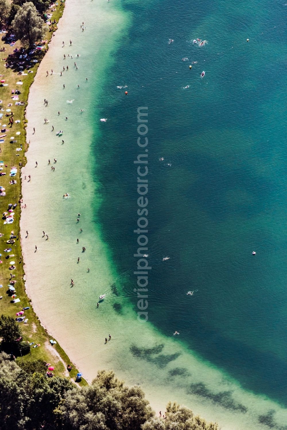 Unterföhring from above - Riparian areas on the lake area of Feringasee mit Besuchern der Liegewiesen in Unterfoehring in the state Bavaria