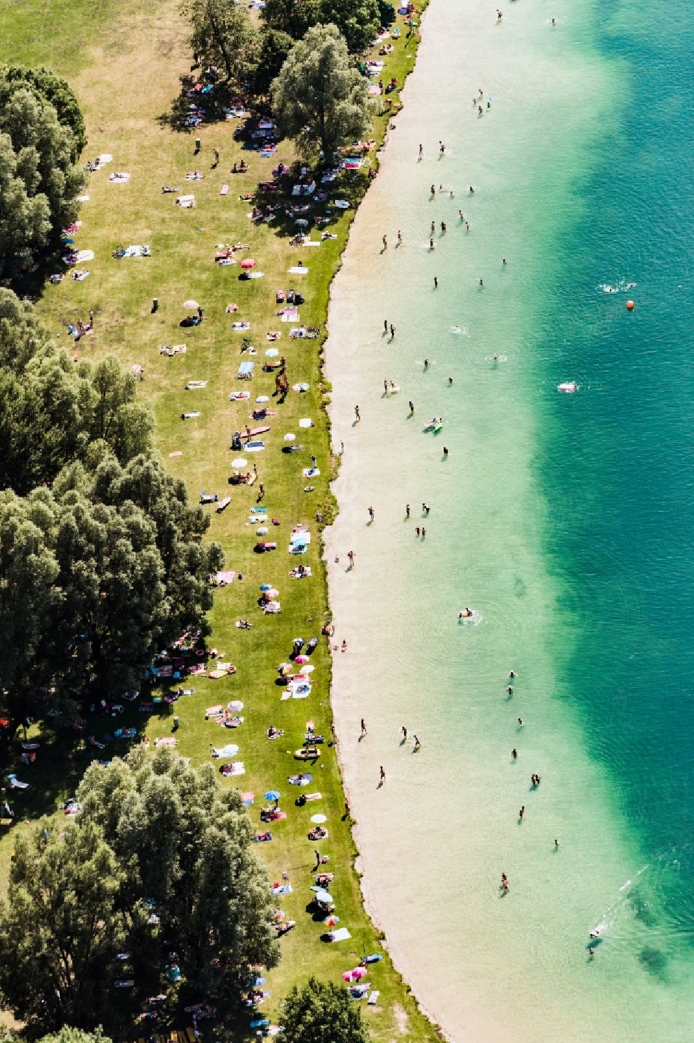 Aerial image Unterföhring - Riparian areas on the lake area of Feringasee mit Besuchern der Liegewiesen in Unterfoehring in the state Bavaria