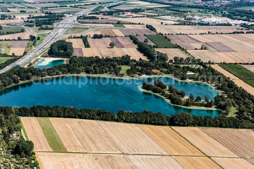 Aerial image Unterföhring - Riparian areas on the lake area of Feringasse Erholungsgebiet in Unterfoehring in the state Bavaria, Germany