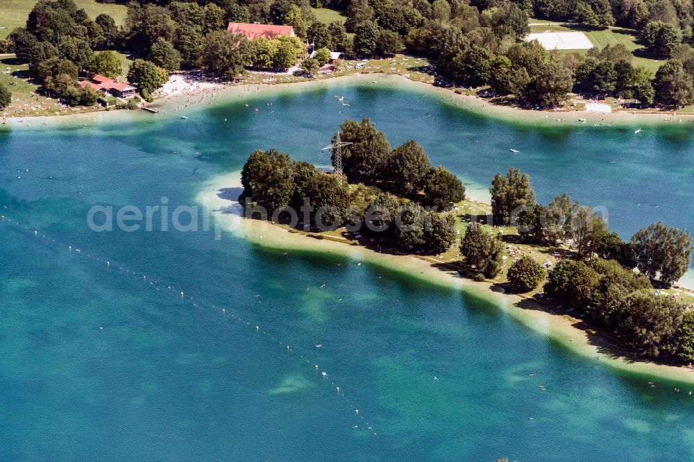 Aerial photograph Unterföhring - Riparian areas on the lake area of Feringasse Erholungsgebiet in Unterfoehring in the state Bavaria, Germany