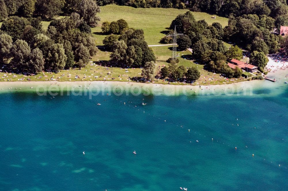 Unterföhring from above - Riparian areas on the lake area of Feringasse Erholungsgebiet in Unterfoehring in the state Bavaria, Germany