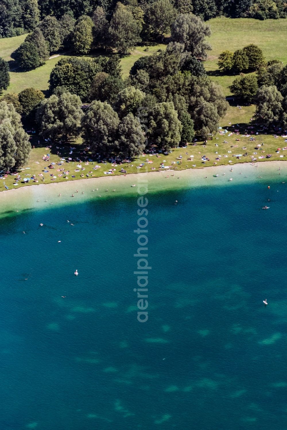 Unterföhring from the bird's eye view: Riparian areas on the lake area of Feringasse Erholungsgebiet in Unterfoehring in the state Bavaria, Germany