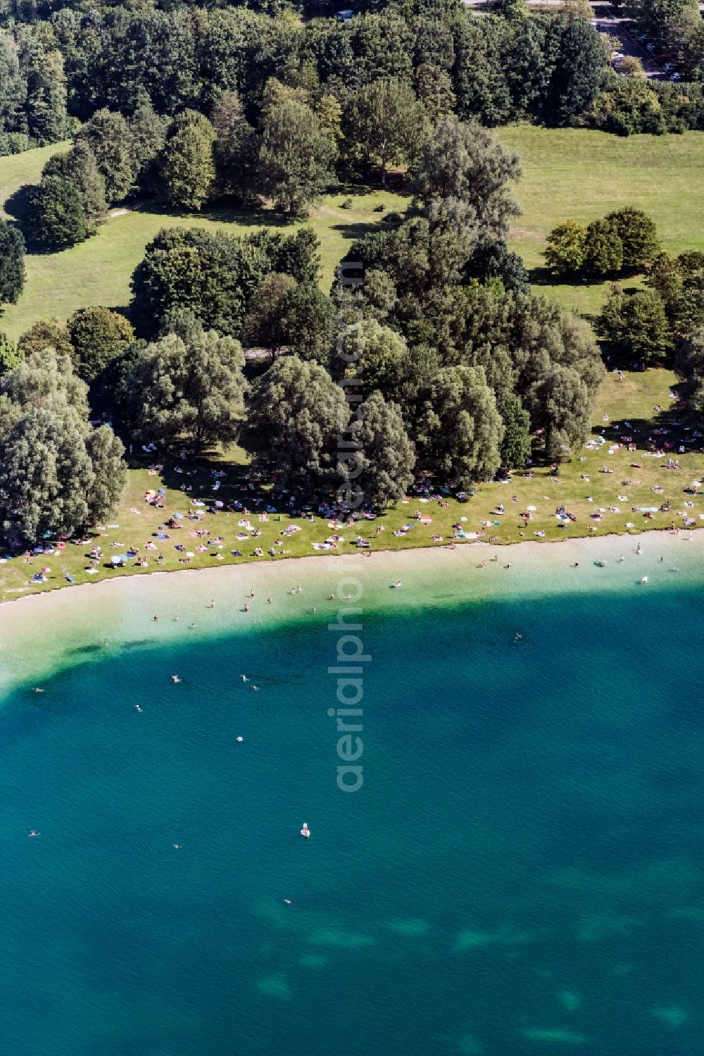 Aerial image Unterföhring - Riparian areas on the lake area of Feringasse Erholungsgebiet in Unterfoehring in the state Bavaria, Germany