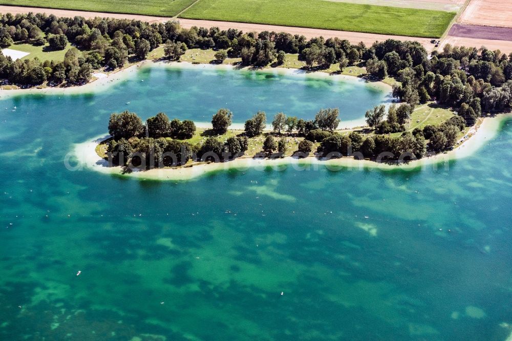 Aerial photograph Unterföhring - Riparian areas on the lake area of Feringasse Erholungsgebiet in Unterfoehring in the state Bavaria, Germany