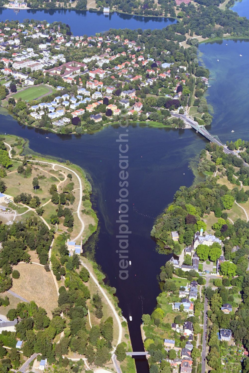 Potsdam from the bird's eye view: Riparian areas on the lake area of Glienicker See in the district Babelsberg Nord in Potsdam in the state Brandenburg, Germany