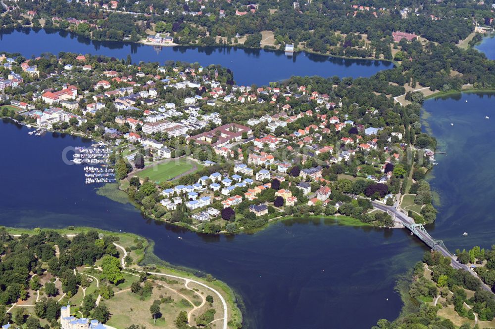 Aerial image Potsdam - Riparian areas on the lake area of Glienicker See in the district Babelsberg Nord in Potsdam in the state Brandenburg, Germany