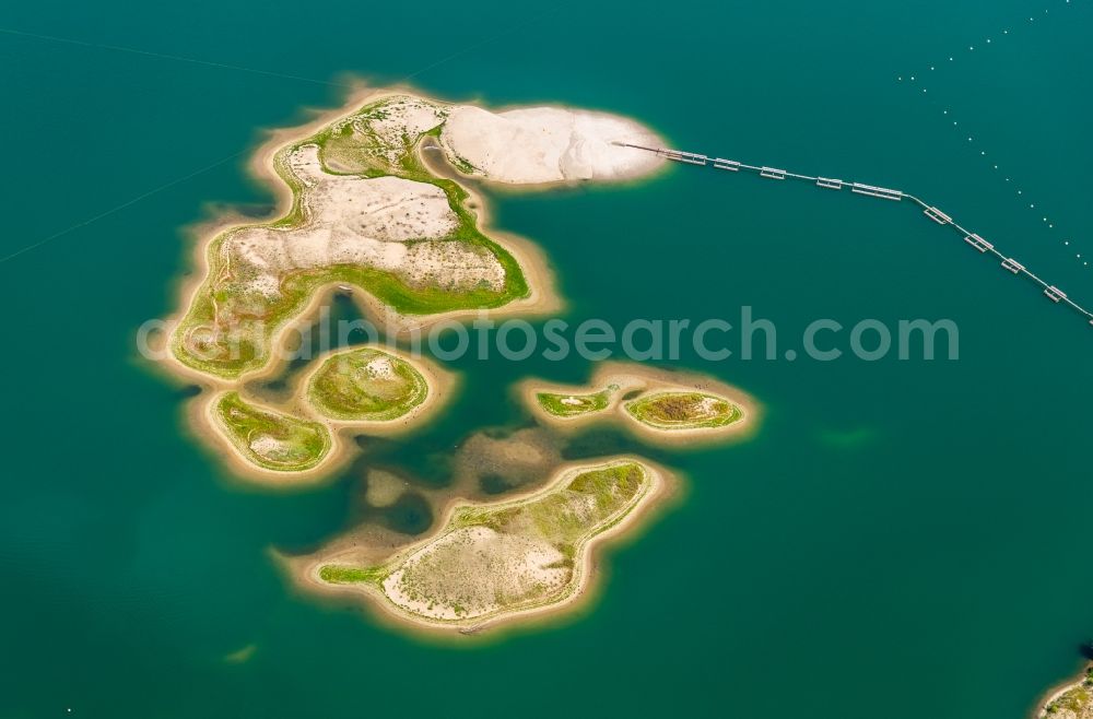 Isselburg from the bird's eye view: Riparian areas on the lake area of - Grabungsteich with Sandduenen- Insel in Isselburg in the state North Rhine-Westphalia, Germany