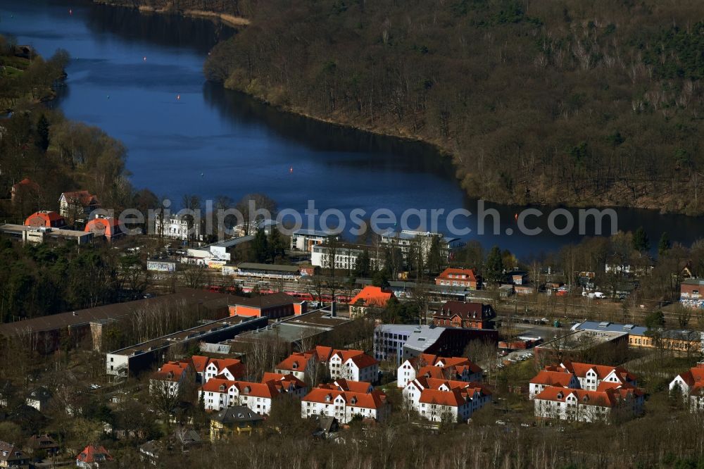 Aerial photograph Potsdam - Riparian areas on the lake area of Griebnitzsee in the district Babelsberg in Potsdam in the state Brandenburg