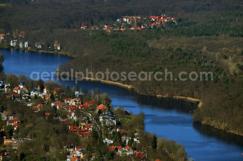 Potsdam from the bird's eye view: Riparian areas on the lake area of Griebnitzsee in the district Babelsberg in Potsdam in the state Brandenburg