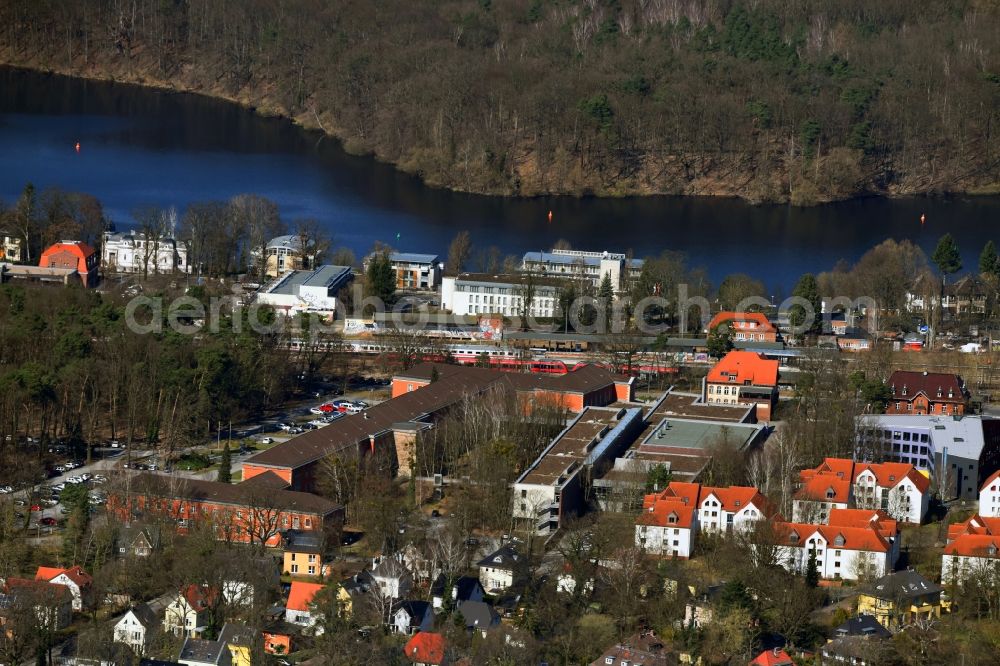 Aerial image Potsdam - Riparian areas on the lake area of Griebnitzsee in the district Babelsberg in Potsdam in the state Brandenburg