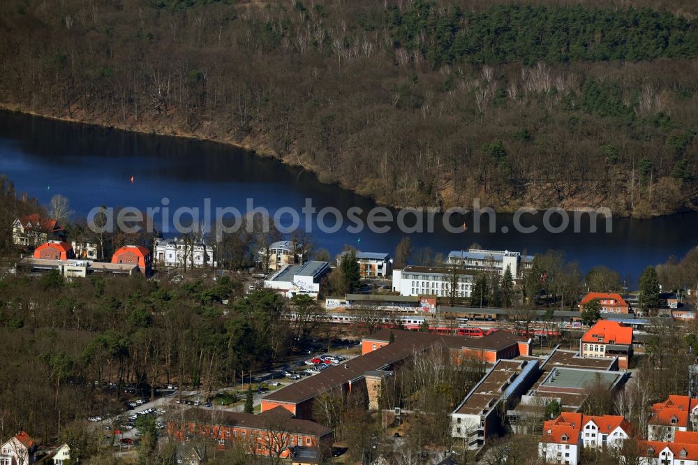 Aerial photograph Potsdam - Riparian areas on the lake area of Griebnitzsee in the district Babelsberg in Potsdam in the state Brandenburg