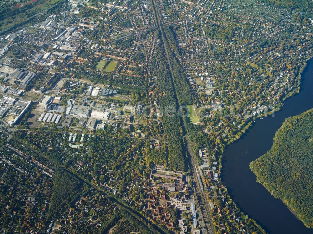 Potsdam from the bird's eye view: Riparian areas on the lake area of Griebnitzsee in Potsdam in the state Brandenburg. Also shown the area of the Filmpark Babelsberg