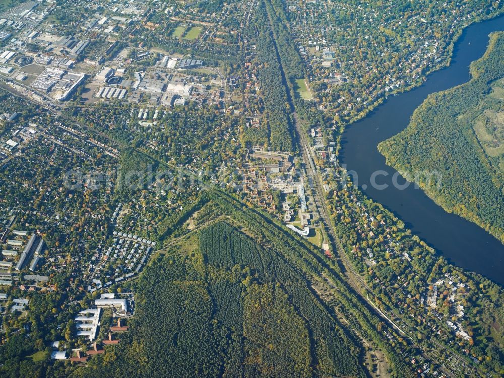 Aerial image Potsdam - Riparian areas on the lake area of Griebnitzsee in Potsdam in the state Brandenburg. Also shown the area of the Filmpark Babelsberg