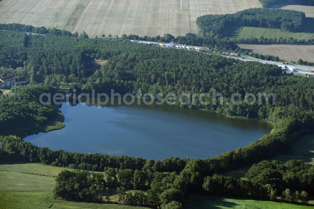 Kloster Lehnin from above - Riparian areas on the lake area of Goernsee in Kloster Lehnin in the state Brandenburg