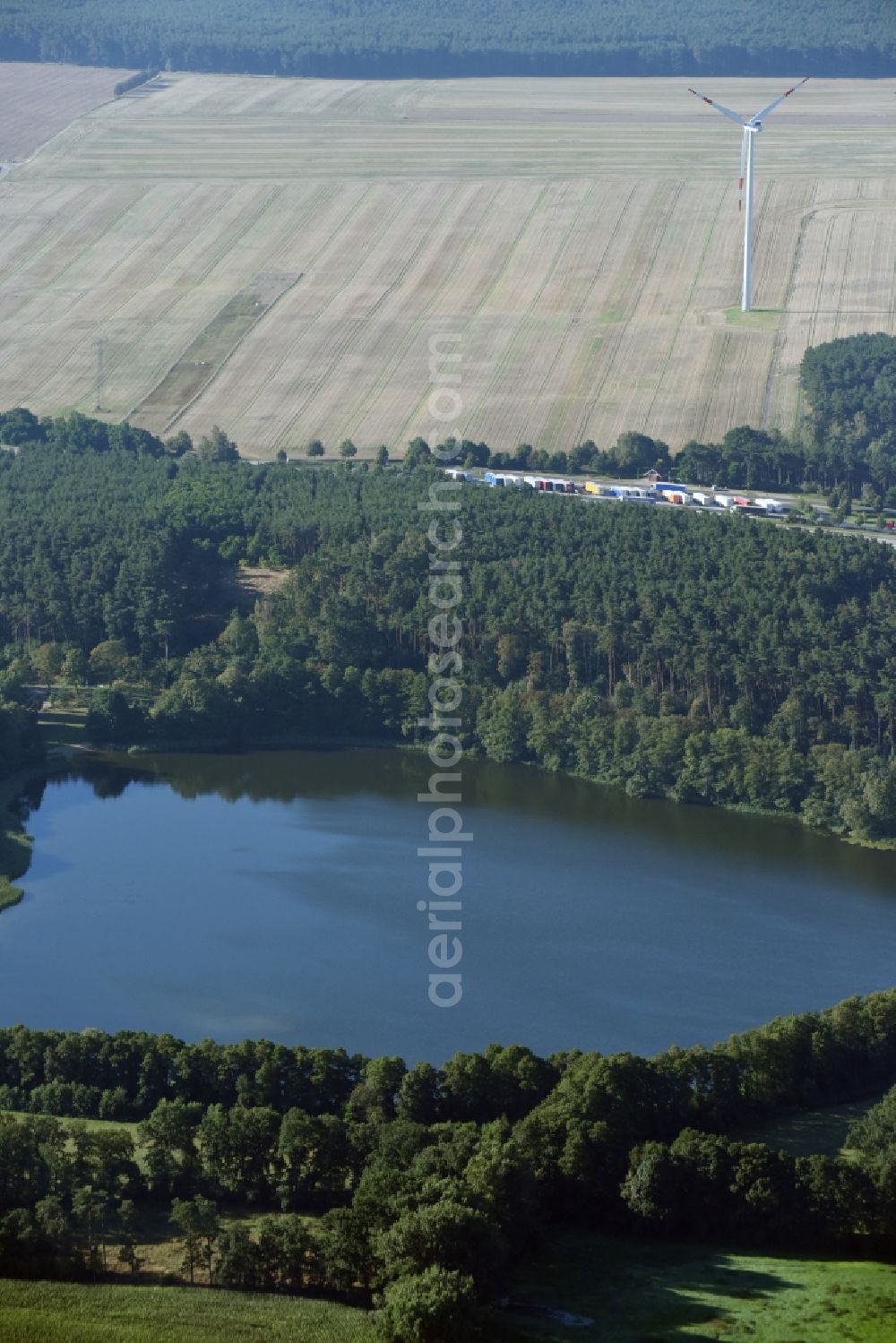 Kloster Lehnin from the bird's eye view: Riparian areas on the lake area of Goernsee in Kloster Lehnin in the state Brandenburg