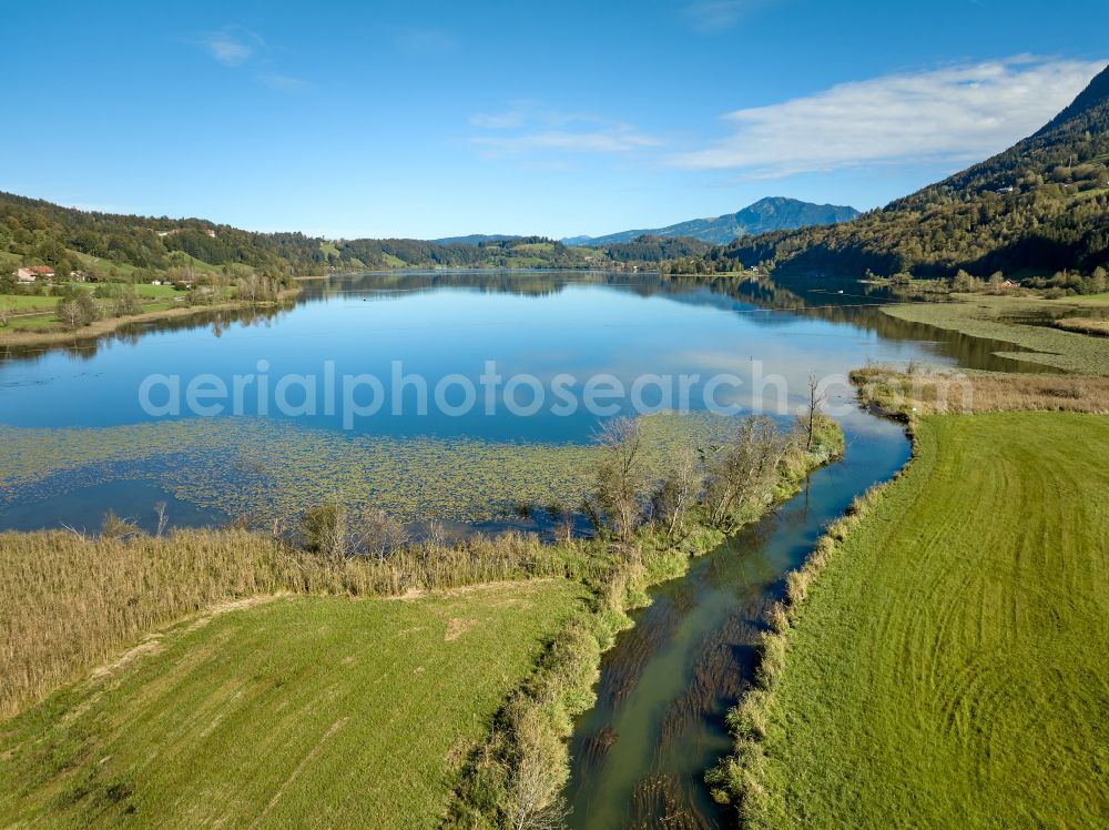 Aerial photograph Immenstadt im Allgäu - Shore areas at the lake area of Grosser Alpsee in the valley of the mountain landscape in Immenstadt im Allgaeu in the state Bavaria, Germany