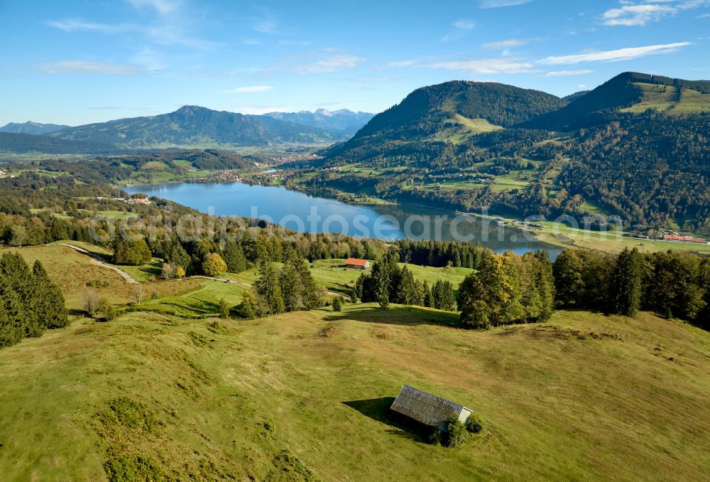 Immenstadt im Allgäu from the bird's eye view: Shore areas at the lake area of Grosser Alpsee in the valley of the mountain landscape in Immenstadt im Allgaeu in the state Bavaria, Germany