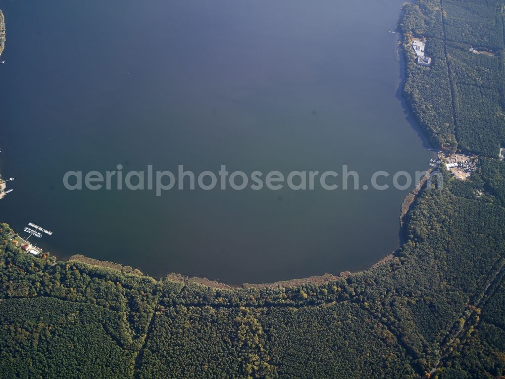 Aerial image Berlin - Riparian areas on the lake area of the Grosser Mueggelsee at the mouth of the Mueggelspree in Berlin in Germany