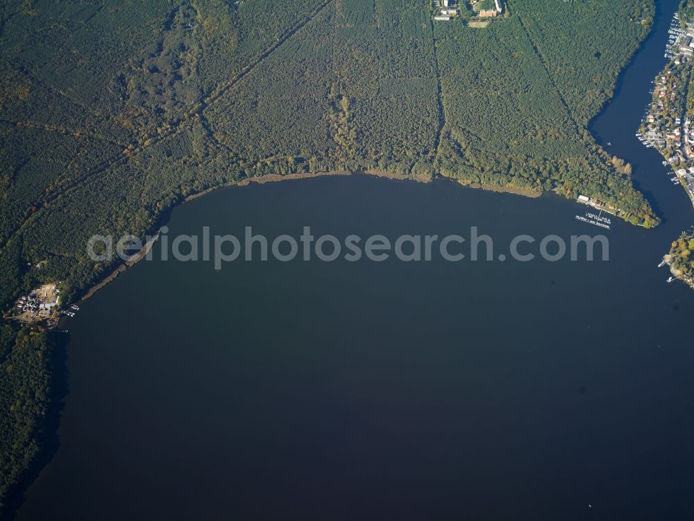 Aerial photograph Berlin - Riparian areas on the lake area of the Grosser Mueggelsee at the mouth of the Mueggelspree in Berlin in Germany