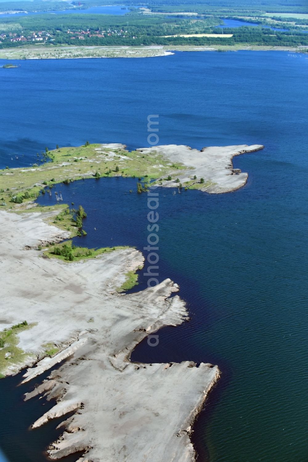 Großräschen from the bird's eye view: Riparian areas on the lake area of Grossraeschener See in Grossraeschen in the state Brandenburg, Germany