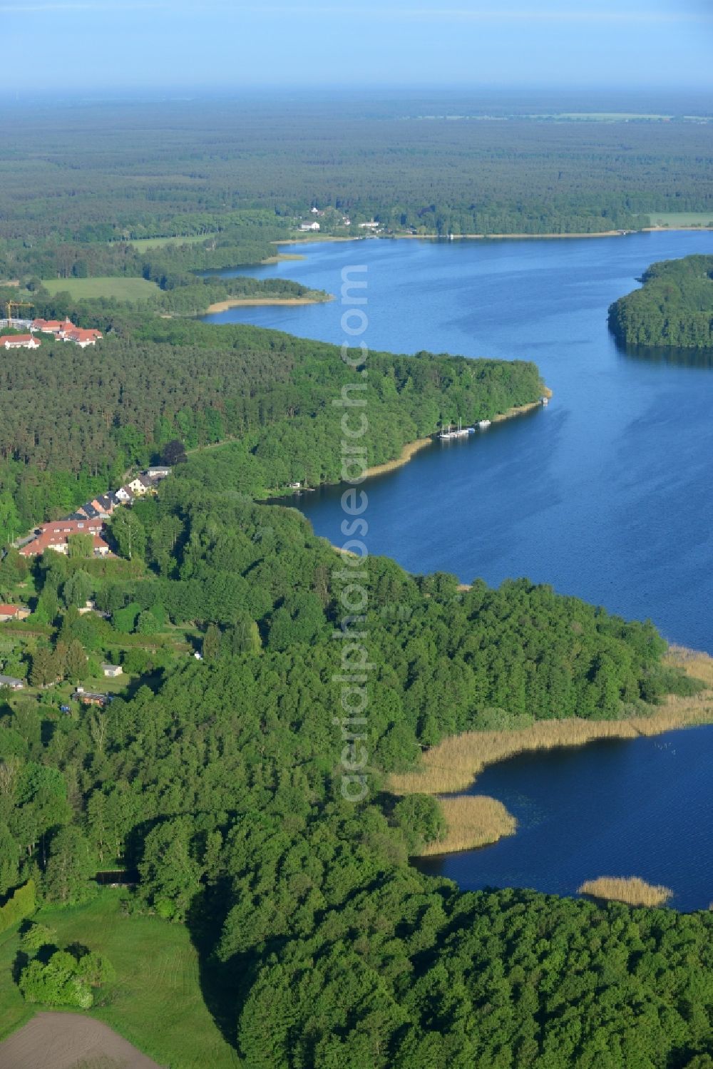 Lindow (Mark) from the bird's eye view: Riparian areas on the lake area of Gudelacksee in Lindow (Mark) in the state Brandenburg