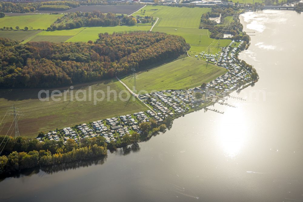 Hagen from the bird's eye view: Riparian areas on the lake area of Harkortsee in Hagen in the state North Rhine-Westphalia, Germany