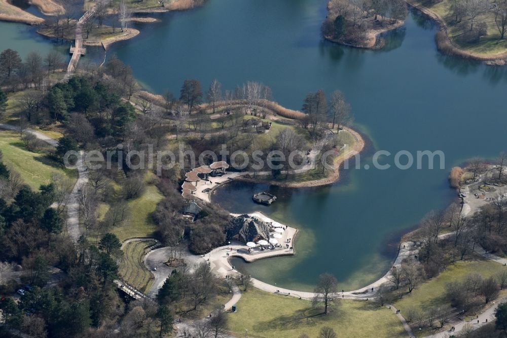 Berlin from the bird's eye view: Riparian areas on the lake area of Hauptsee on Britzer Seeterrassen aloung Mohriner Allee in the district Britz in Berlin