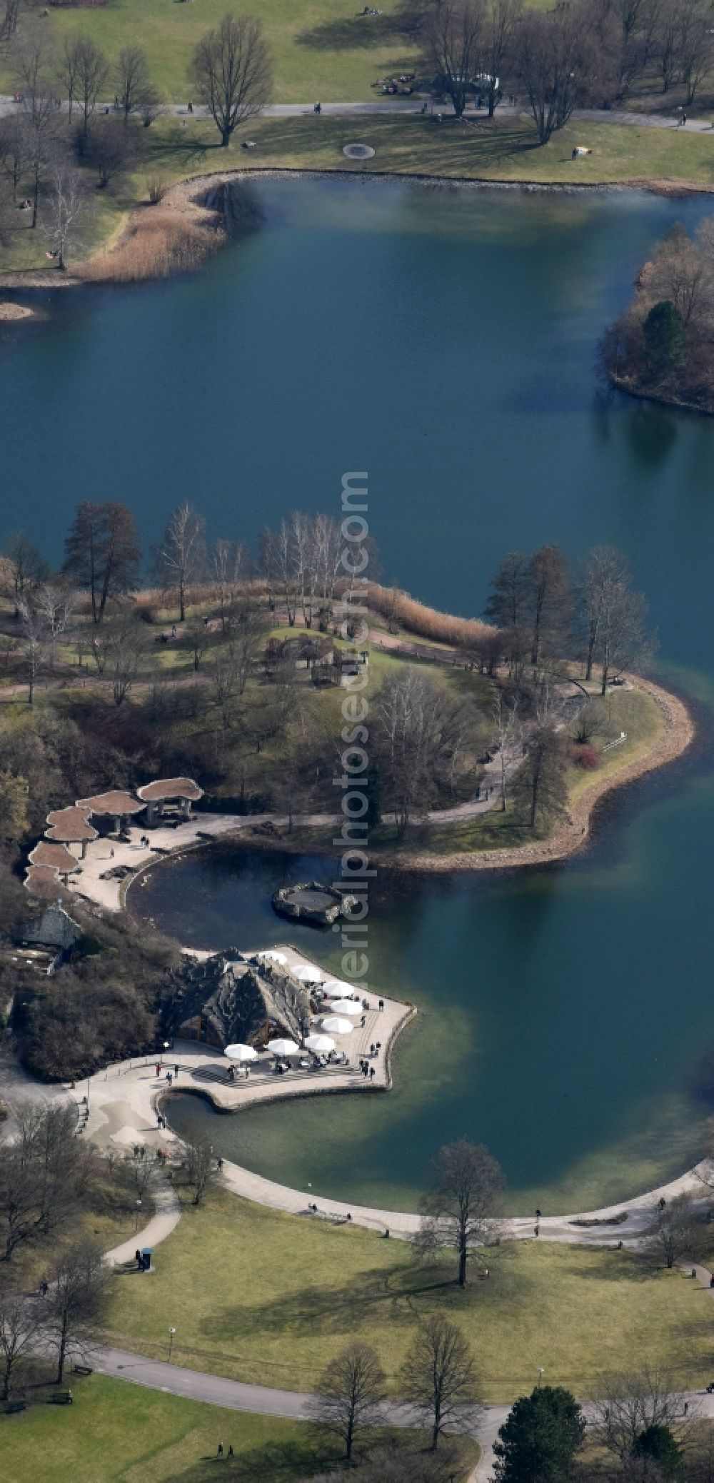 Aerial image Berlin - Riparian areas on the lake area of Hauptsee on Britzer Seeterrassen aloung Mohriner Allee in the district Britz in Berlin