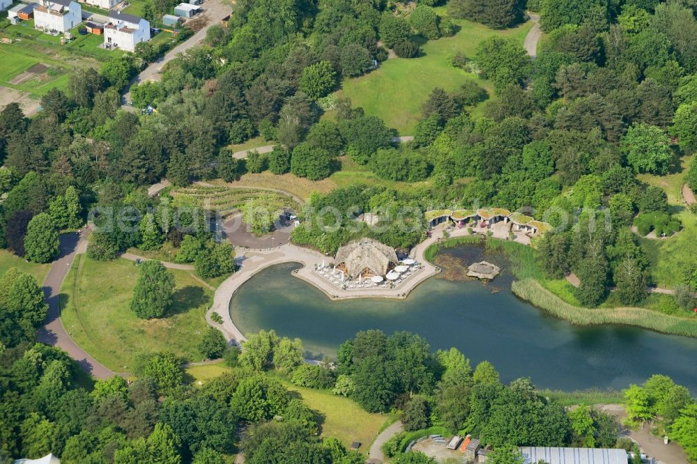 Berlin from the bird's eye view: Riparian areas on the lake area of Hauptsee on Britzer Seeterrassen aloung Mohriner Allee in the district Britz in Berlin