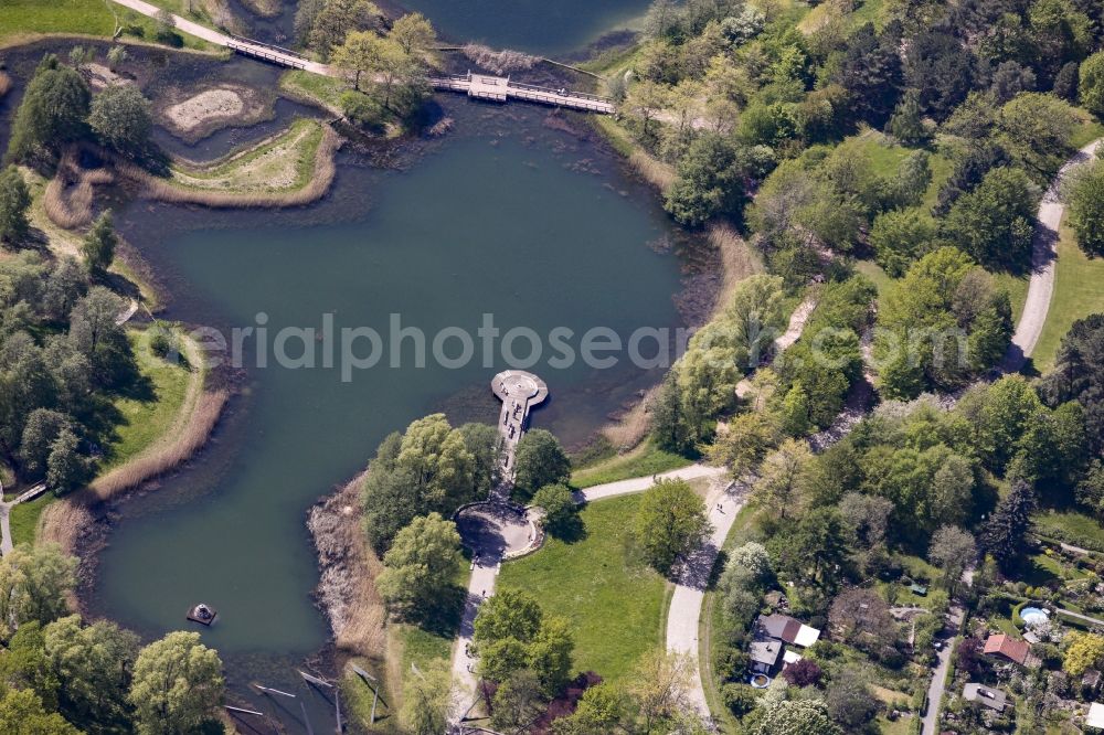 Aerial photograph Berlin - Riparian areas on the lake area of Hauptsee in the recreation park Britz Garden in Berlin, Germany