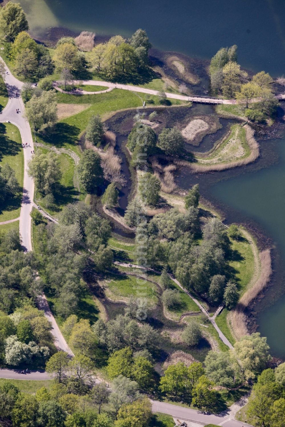 Berlin from the bird's eye view: Riparian areas on the lake area of Hauptsee in the recreation park Britz Garden in Berlin, Germany