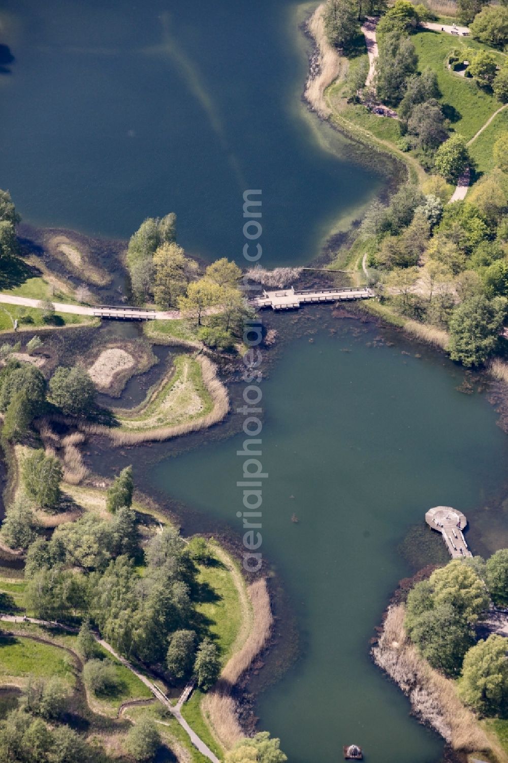 Aerial image Berlin - Riparian areas on the lake area of Hauptsee in the recreation park Britz Garden in Berlin, Germany