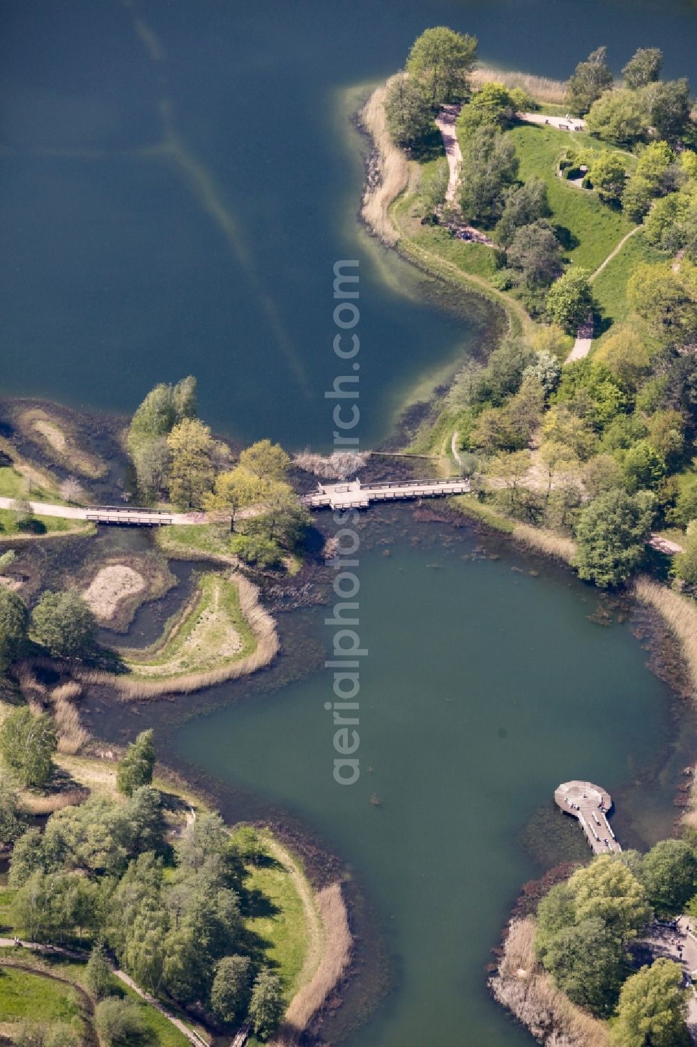 Aerial photograph Berlin - Riparian areas on the lake area of Hauptsee in the recreation park Britz Garden in Berlin, Germany