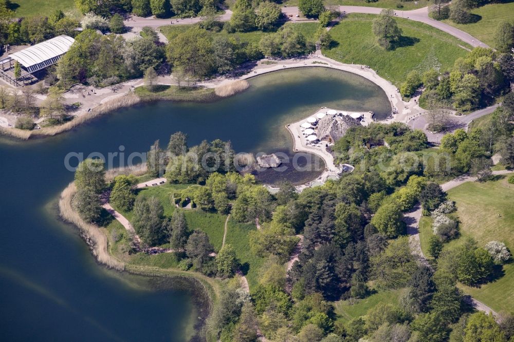 Berlin from the bird's eye view: Riparian areas on the lake area of Hauptsee in the recreation park Britz Garden in Berlin, Germany