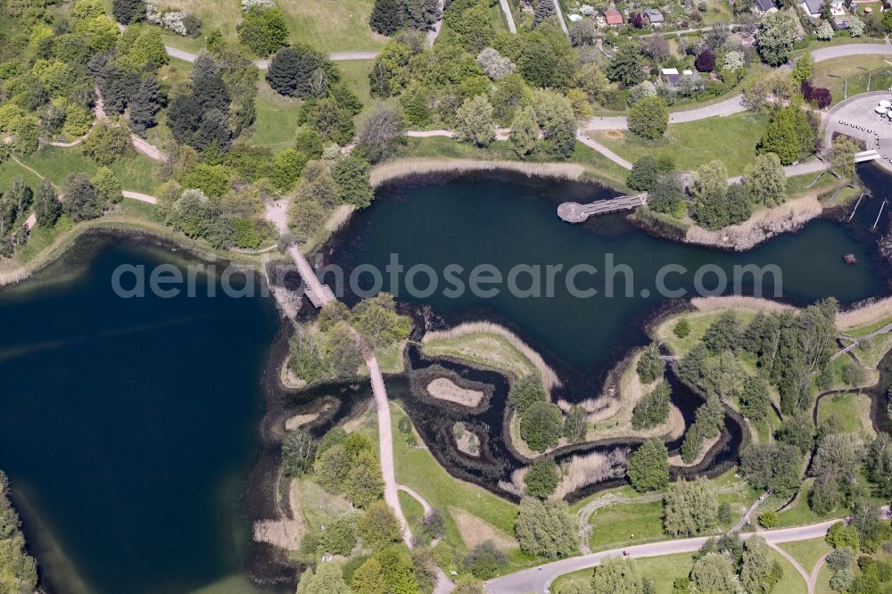 Aerial photograph Berlin - Riparian areas on the lake area of Hauptsee in the recreation park Britz Garden in Berlin, Germany