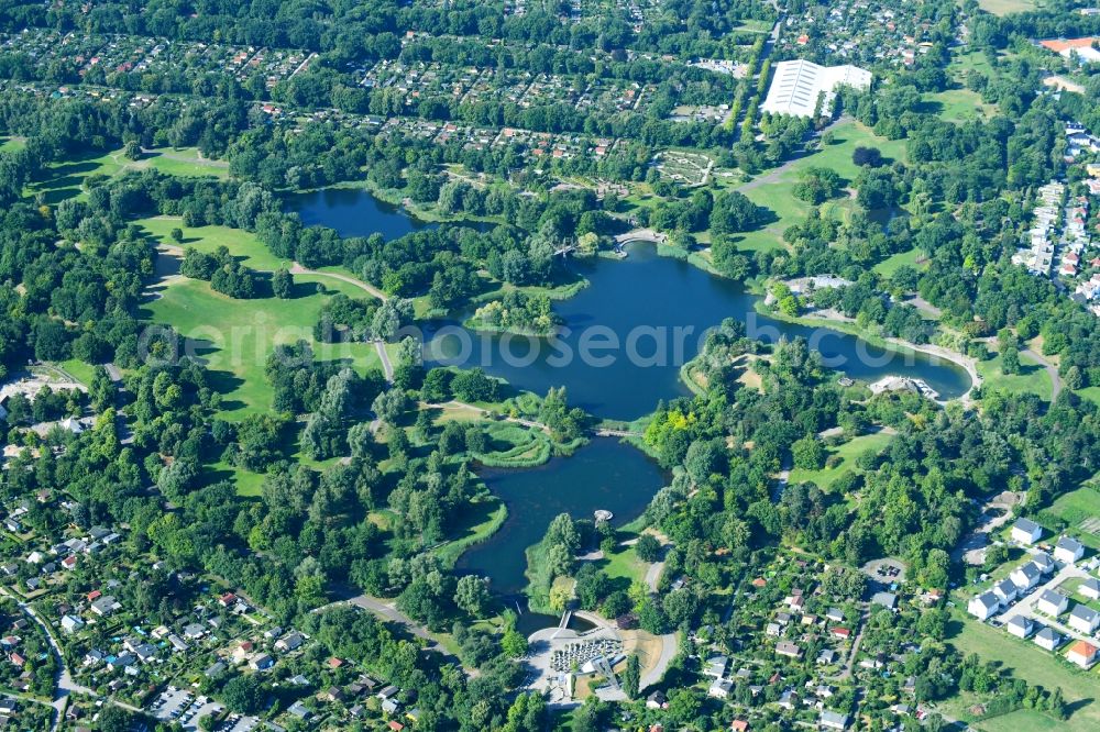 Aerial photograph Berlin - Riparian areas on the lake area of Hauptsee in the recreation park Britz Garden in Berlin, Germany