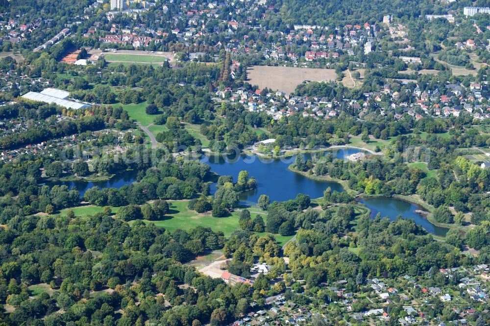 Aerial photograph Berlin - Riparian areas on the lake area of Hauptsee in the recreation park Britz Garden in Berlin, Germany