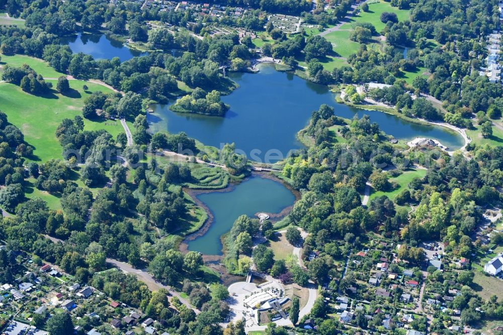 Aerial photograph Berlin - Riparian areas on the lake area of Hauptsee in the recreation park Britz Garden in Berlin, Germany