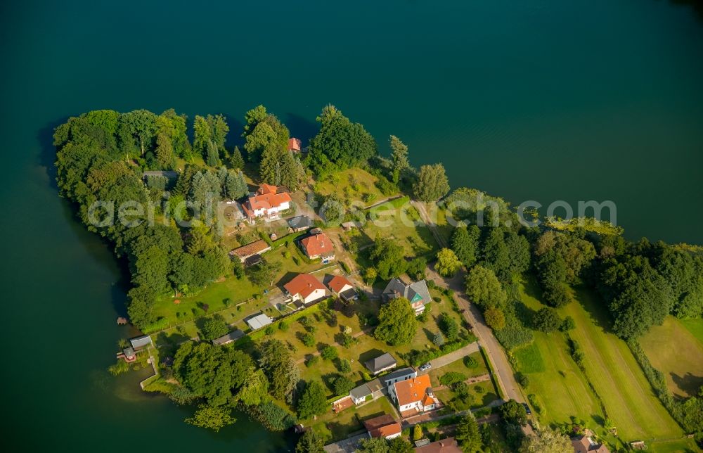 Feldberger Seenlandschaft from above - Riparian areas on the lake area of Haussee with detached houses and gardens at Klinkecken in the district Feldberg in Feldberger Seenlandschaft in the state Mecklenburg - Western Pomerania