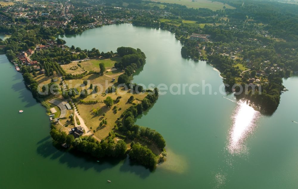 Aerial image Feldberger Seenlandschaft - Riparian areas on the lake area of Haussee with residential area and forest in the district Feldberg in Feldberger Seenlandschaft in the state Mecklenburg - Western Pomerania