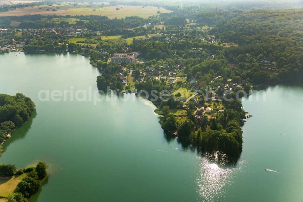 Aerial photograph Feldberger Seenlandschaft - Riparian areas on the lake area of Townlake with residential area and forest in the district Feldberg in Feldberger Seenlandschaft in the state Mecklenburg - Western Pomerania