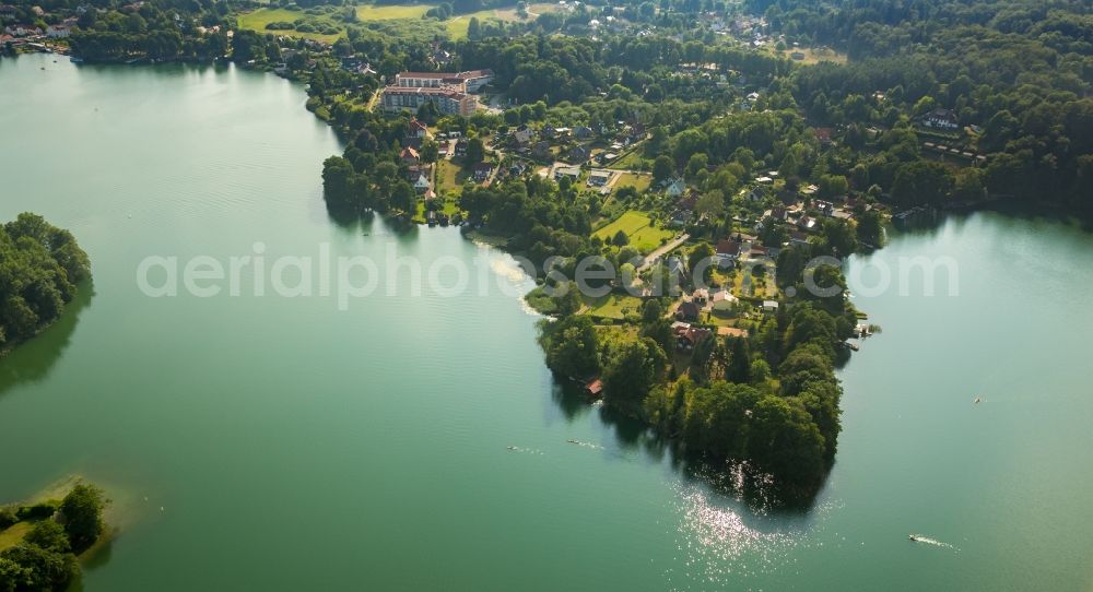 Feldberger Seenlandschaft from the bird's eye view: Riparian areas on the lake area of Townlake with residential area and forest in the district Feldberg in Feldberger Seenlandschaft in the state Mecklenburg - Western Pomerania