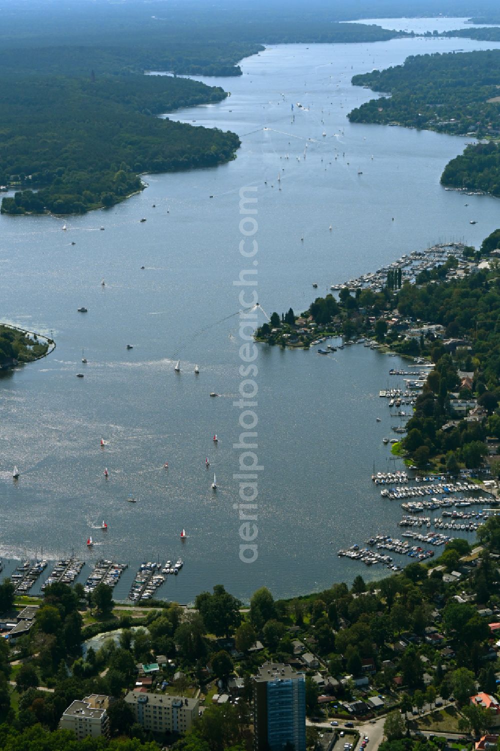 Berlin from the bird's eye view: Riparian areas on the lake area of the Havel in a forest area in the district Pichelsberg in Berlin, Germany