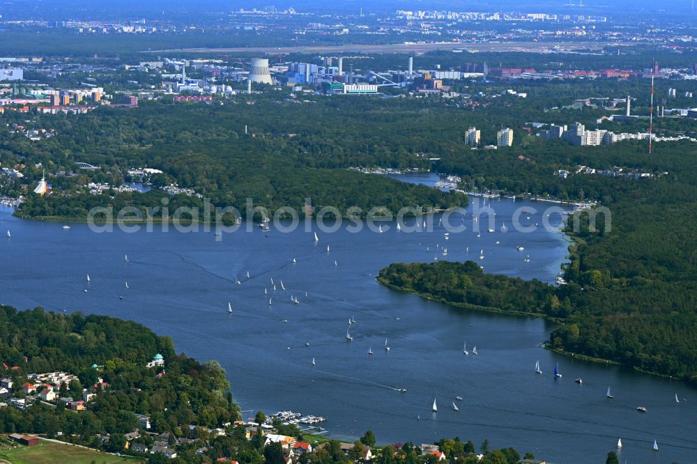 Aerial photograph Berlin - Riparian areas on the lake area of the Havel in a forest area in the district Pichelsberg in Berlin, Germany