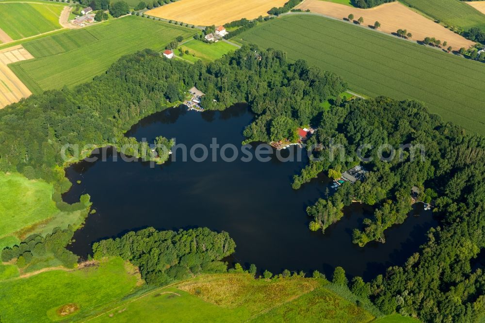 Spenge from the bird's eye view: Riparian areas on the lake area of Huecker-Moor-See in Spenge in the state North Rhine-Westphalia