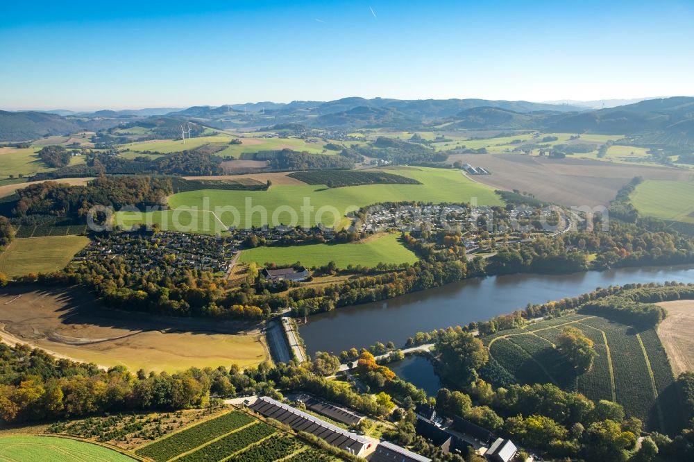 Aerial image Meschede - Riparian areas on the lake area of Hennesee in Meschede in the state North Rhine-Westphalia